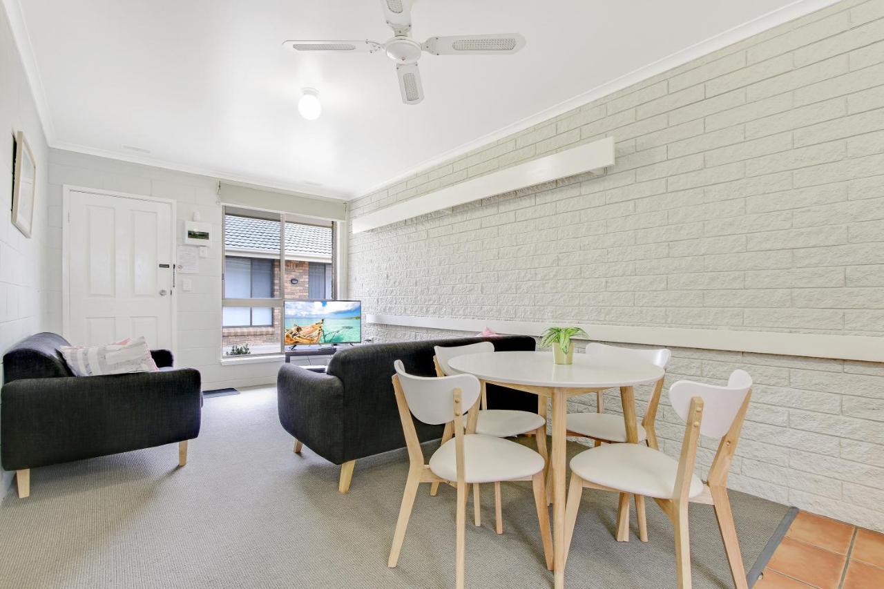 Hybiscus Waterfront Apartments Lakes Entrance Exterior photo