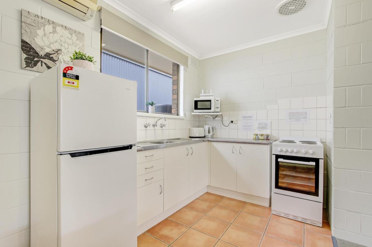 Hybiscus Waterfront Apartments Lakes Entrance Exterior photo