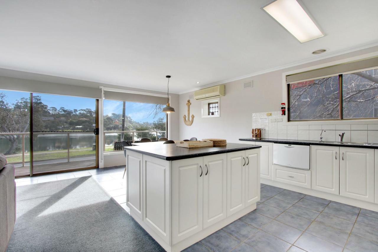 Hybiscus Waterfront Apartments Lakes Entrance Exterior photo