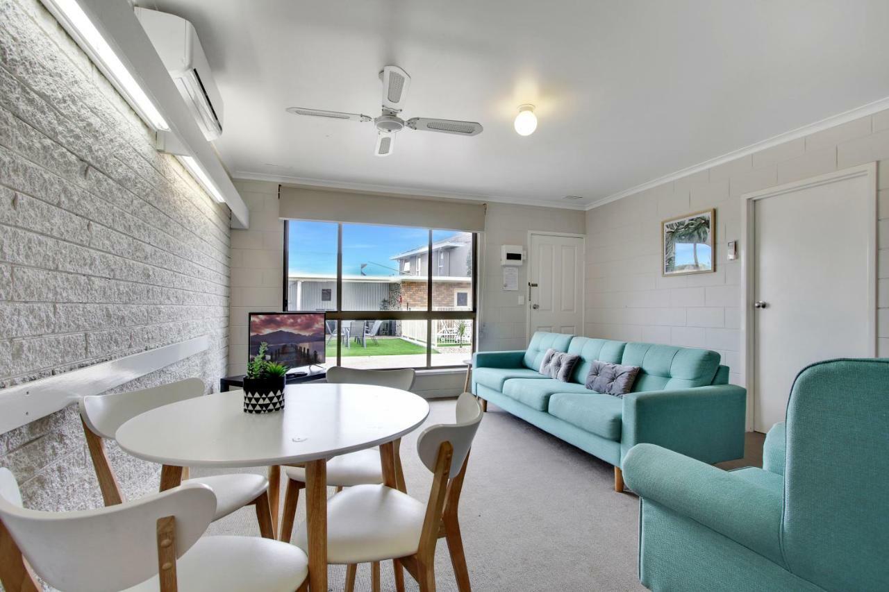 Hybiscus Waterfront Apartments Lakes Entrance Exterior photo
